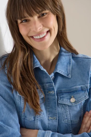 Jeansjacke mit Brusttaschen und Knöpfen 9 Jeansjacke mit Brusttaschen und Knöpfen – Bild 4