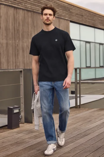 T-Shirt mit Rundhals und feinen Streifen 17 T-Shirt mit Rundhals und feinen Streifen