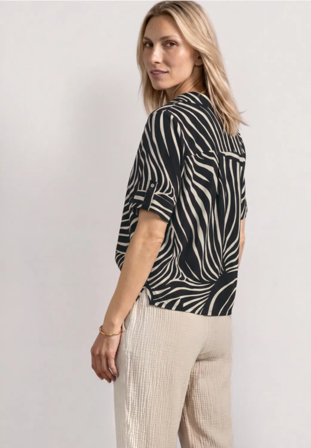 Kurzarm Hemdbluse mit Turn-Up-Details 2 Kurzarm Hemdbluse mit Turn-Up-Details
