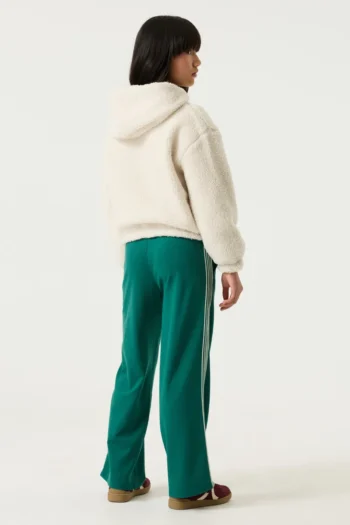 Kurze Wendejacke mit Fake Fur und Kapuze 10 Kurze Wendejacke mit Fake Fur und Kapuze – Bild 4