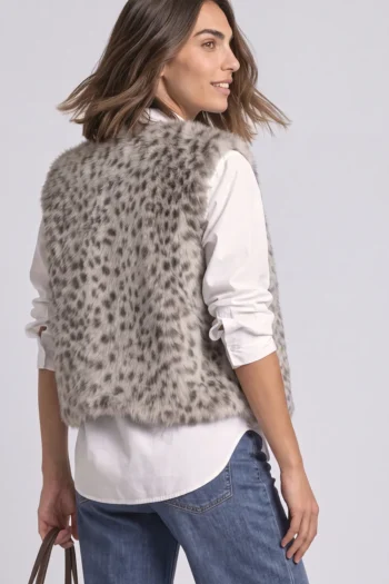 Cardigan mit Leo-Jacquardmuster 14 Alternative view of Fake-Fur Weste mit Zipper und Taschen